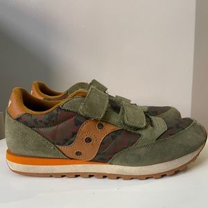 Big Kid Saucony Jazz Sneakers, hook and loop, Velcro Size 4, Barely worn